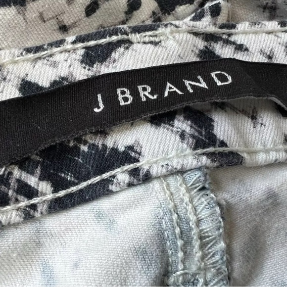 J Brand Super Skinny Printed Jean in Labyrinth Print White / Black size 24   26 - Picture 2 of 4